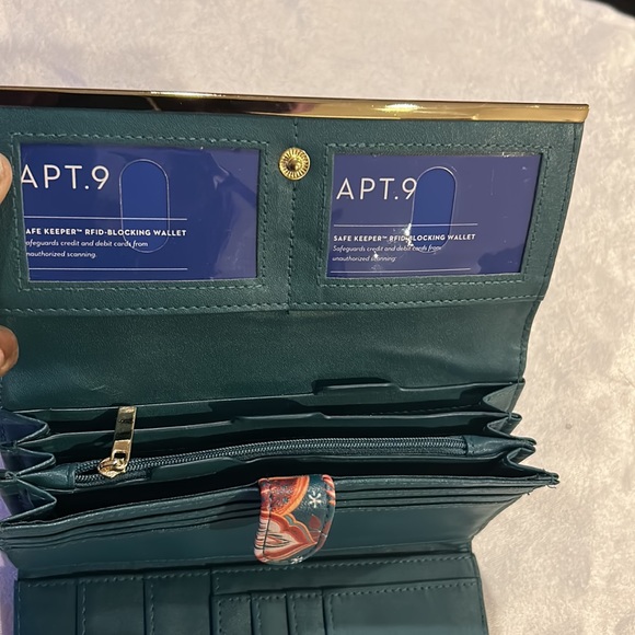 Paisley 3part wallet. Clasp-closure. 2 windows. Zipped back-side.Gold bar front. - Picture 3 of 5